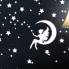 Auf dem Bild ist das Produkt: Leuchtaufkleber Fluoreszierende Fee Mond Sterne Leuchtsticker Kinderzimmer Sternenhimmel zum Preis von €22.9 abgebildet.