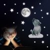 Auf dem Bild ist das Produkt: Leuchtaufkleber kleiner Wolf mit Mond, leuchtend und fluoreszierende Sterne, leuchten im Dunklen zum Preis von €14.9 abgebildet.