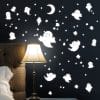 Auf dem Bild ist das Produkt: Leuchtaufkleber Niedliche Geister Sternen Mond Dekoration Kinderzimmer Sternenhimmel Leuchtsterne zum Preis von €24.8 abgebildet.