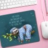 Auf dem Bild ist das Produkt: Mauspad Mousepad Faultier auf Ast mit Spruch Faul sein Geschenk Schreibtischunterlage zum Preis von €14.9 abgebildet.