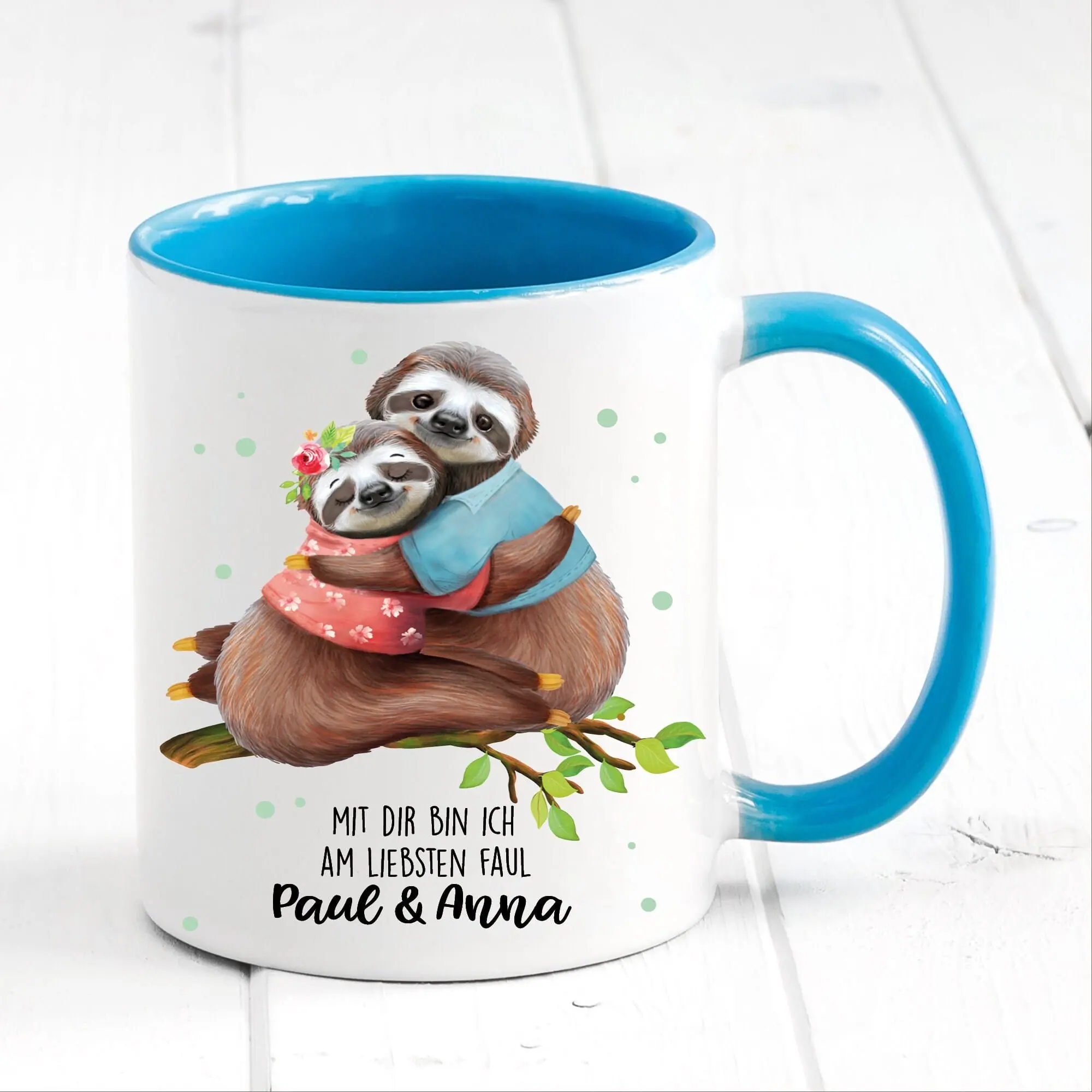 Auf dem Bild ist das Produkt: Personalisierte Tasse Faultier Spruch Mit Dir bin ich am liebsten faul Geschenk Kaffeebecher zum Preis von €17.90 abgebildet.