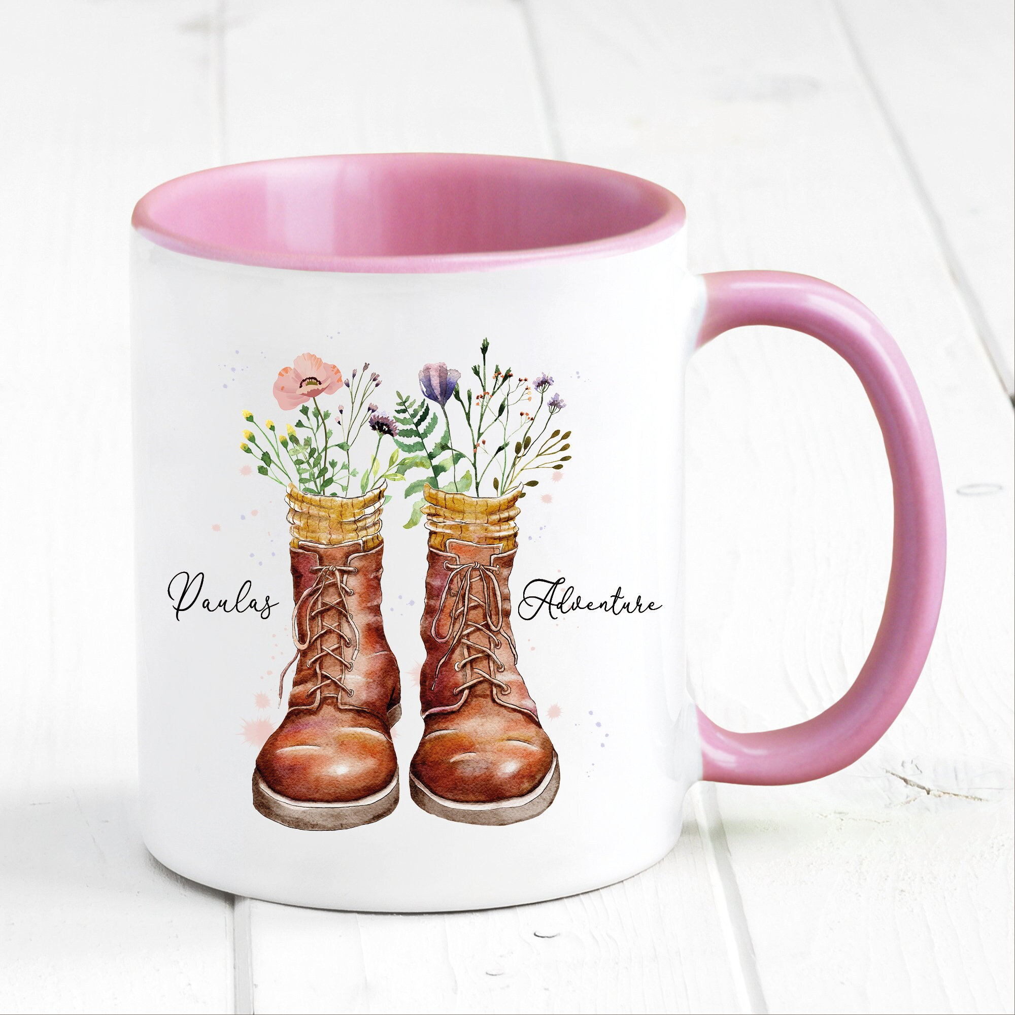 personalisierte Tasse mit Wanderstiefeln und Wildblumen Becher Geburtstagsgeschenk für einen Naturliebhaber mit Namen