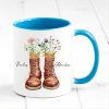 Auf dem Bild ist das Produkt: personalisierte Tasse mit Wanderstiefeln und Wildblumen Becher Geburtstagsgeschenk für einen Naturliebhaber mit Namen zum Preis von €17.90 abgebildet.