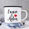 Auf dem Bild ist das Produkt: Personalisiertes individualisiertes Geschenk Campingbecher Emaille Paar – Wunschnamen Tasse, Geburtstagsgeschenk Liebe zum Preis von €17.90 abgebildet.