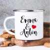 Auf dem Bild ist das Produkt: Personalisiertes individualisiertes Geschenk Campingbecher Emaille Paar – Wunschnamen Tasse, Geburtstagsgeschenk Liebe zum Preis von €17.90 abgebildet.