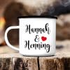 Auf dem Bild ist das Produkt: Personalisiertes individualisiertes Geschenk Campingbecher Emaille Paar – Wunschnamen Tasse, Geburtstagsgeschenk Liebe zum Preis von €17.90 abgebildet.