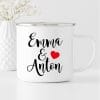 Auf dem Bild ist das Produkt: Personalisiertes individualisiertes Geschenk Campingbecher Emaille Paar – Wunschnamen Tasse, Geburtstagsgeschenk Liebe zum Preis von €17.90 abgebildet.