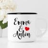 Auf dem Bild ist das Produkt: Personalisiertes individualisiertes Geschenk Campingbecher Emaille Paar – Wunschnamen Tasse, Geburtstagsgeschenk Liebe zum Preis von €17.90 abgebildet.