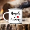 Auf dem Bild ist das Produkt: Personalisiertes individualisiertes Geschenk Campingbecher Emaille Paar – Wunschnamen Tasse, Geburtstagsgeschenk Liebe zum Preis von €17.90 abgebildet.