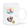 Auf dem Bild ist das Produkt: Tasse aus Keramik mit niedlichem Waschbär Motiv mit Korb und Luftballons, personalisiert mit Wunschnamen zum Preis von €16.9 abgebildet.