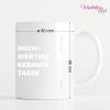Auf dem Bild ist das Produkt: Tasse aus Keramik mit niedlichem Waschbär Motiv mit Korb und Luftballons, personalisiert mit Wunschnamen zum Preis von €16.9 abgebildet.