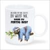 Auf dem Bild ist das Produkt: Bedruckte Tasse Faultier im Pyjama mit Spruch beidseitig weiß 330 ml Volumen spülmaschinenfest zum Preis von €15.90 abgebildet.