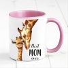 Auf dem Bild ist das Produkt: Tasse bedruckt Giraffe Best Mom ever Muttertag Geschenk Kaffeetasse 330 ml Keramik Spülmaschinenfest zum Preis von €17.90 abgebildet.