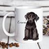 Auf dem Bild ist das Produkt: Tasse bedruckt Hund Labrador mit Wunschnamen Kaffeetasse, personalisiert, Geschenk Geburtstag zum Preis von €17.90 abgebildet.