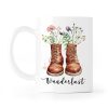 Auf dem Bild ist das Produkt: Tasse bedruckt mit Wanderstiefeln mit Wildblumen Gräsern und Wanderlust Kaffeetasse Geschenk zum Preis von €18.9 abgebildet.