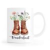 Auf dem Bild ist das Produkt: Tasse bedruckt mit Wanderstiefeln mit Wildblumen Gräsern und Wanderlust Kaffeetasse Geschenk zum Preis von €18.9 abgebildet.