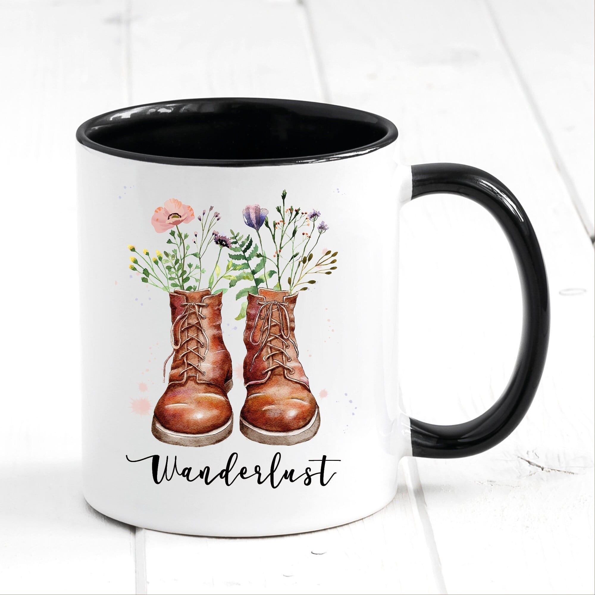 Tasse bedruckt mit Wanderstiefeln und Wildblumen Wanderlust Geschenk Geburtstag Naturliebhaber Kaffeetasse Kaffeebecher
