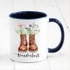 Auf dem Bild ist das Produkt: Tasse bedruckt mit Wanderstiefeln und Wildblumen Wanderlust Geschenk Geburtstag Naturliebhaber Kaffeetasse Kaffeebecher zum Preis von €17.9 abgebildet.