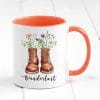 Auf dem Bild ist das Produkt: Tasse bedruckt mit Wanderstiefeln und Wildblumen Wanderlust Geschenk Geburtstag Naturliebhaber Kaffeetasse Kaffeebecher zum Preis von €17.9 abgebildet.