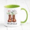Auf dem Bild ist das Produkt: Tasse bedruckt mit Wanderstiefeln und Wildblumen Wanderlust Geschenk Geburtstag Naturliebhaber Kaffeetasse Kaffeebecher zum Preis von €17.9 abgebildet.