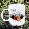 Auf dem Bild ist das Produkt: Tasse bedruckt rotes Zelt vor Bergen Adventure begins Kaffeetasse Geschenk Geburtstag zum Preis von €15.90 abgebildet.