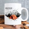 Auf dem Bild ist das Produkt: Tasse bedruckt rotes Zelt vor Bergen Adventure begins Kaffeetasse Geschenk Geburtstag zum Preis von €15.90 abgebildet.