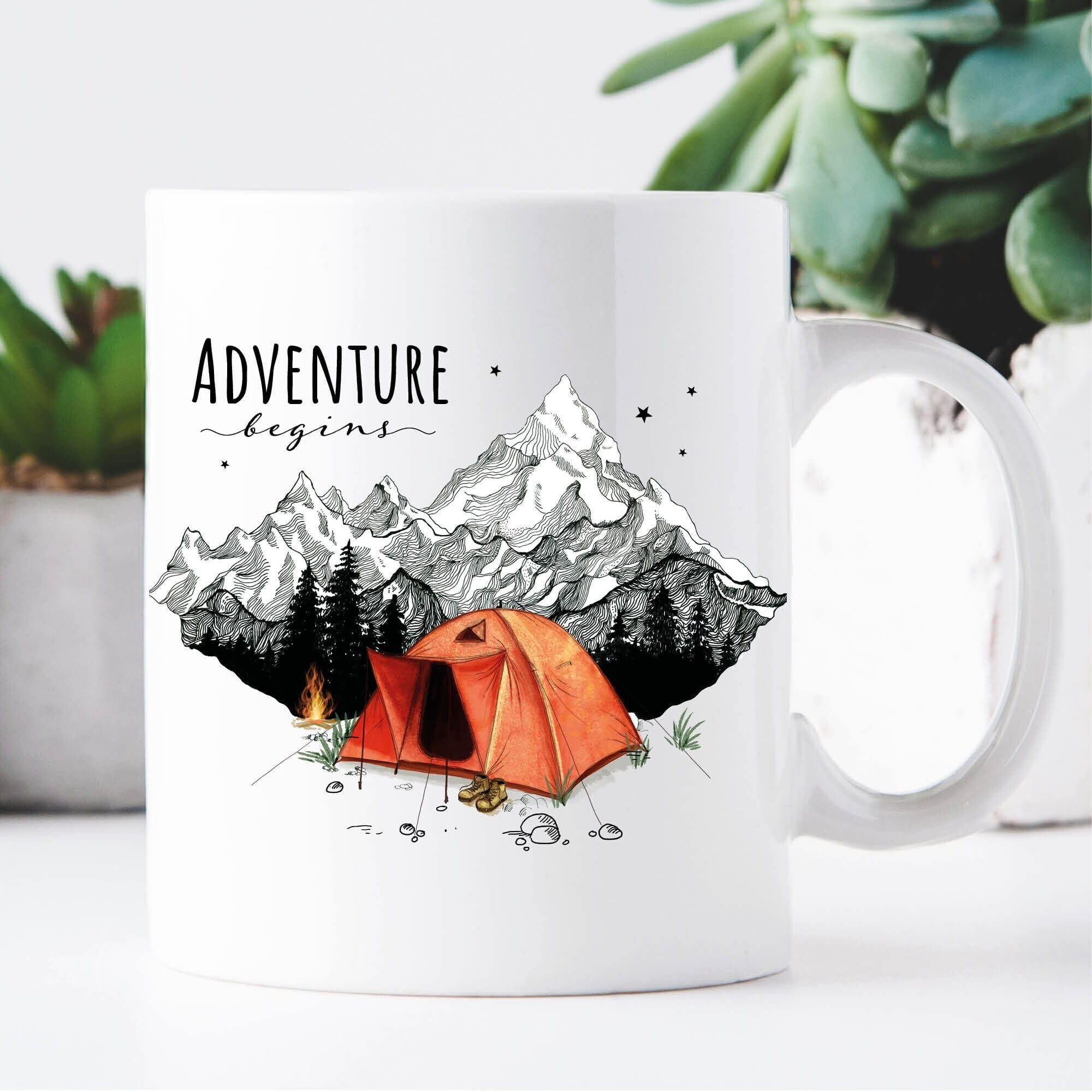 Tasse bedruckt rotes Zelt vor Bergen Adventure begins Kaffeetasse Geschenk Geburtstag