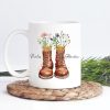 Auf dem Bild ist das Produkt: Tasse bedruckt Stiefel Wildblumen Gräser Wunschname Adventure personalisiert Geschenk Geburtstag zum Preis von €17.90 abgebildet.