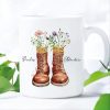 Auf dem Bild ist das Produkt: Tasse bedruckt Stiefel Wildblumen Gräser Wunschname Adventure personalisiert Geschenk Geburtstag zum Preis von €17.90 abgebildet.