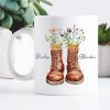 Auf dem Bild ist das Produkt: Tasse bedruckt Stiefel Wildblumen Gräser Wunschname Adventure personalisiert Geschenk Geburtstag zum Preis von €17.90 abgebildet.