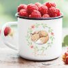 Auf dem Bild ist das Produkt: Tasse Emaille Campingbecher Fuchs Blätterkranz Blumen Wunschname Geschenk zum Preis von €18.9 abgebildet.