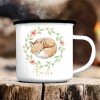 Auf dem Bild ist das Produkt: Tasse Emaille Campingbecher Fuchs Blätterkranz Blumen Wunschname Geschenk zum Preis von €18.9 abgebildet.