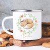 Auf dem Bild ist das Produkt: Tasse Emaille Campingbecher Fuchs Blätterkranz Blumen Wunschname Geschenk zum Preis von €18.9 abgebildet.
