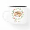 Auf dem Bild ist das Produkt: Tasse Emaille Campingbecher Fuchs Blätterkranz Blumen Wunschname Geschenk zum Preis von €18.9 abgebildet.