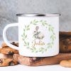 Auf dem Bild ist das Produkt: Tasse Emaille Campingbecher Hase im Blätterkranz mit Blumen und Wunschnamen zum Preis von €18.9 abgebildet.