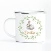 Auf dem Bild ist das Produkt: Tasse Emaille Campingbecher Hase im Blätterkranz mit Blumen und Wunschnamen zum Preis von €18.9 abgebildet.