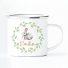 Auf dem Bild ist das Produkt: Tasse Emaille Campingbecher Hase im Blätterkranz mit Blumen und Wunschnamen zum Preis von €18.9 abgebildet.