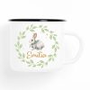 Auf dem Bild ist das Produkt: Tasse Emaille Campingbecher Hase im Blätterkranz mit Blumen und Wunschnamen zum Preis von €18.9 abgebildet.