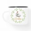 Auf dem Bild ist das Produkt: Tasse Emaille Campingbecher Hase im Blätterkranz mit Blumen und Wunschnamen zum Preis von €18.9 abgebildet.