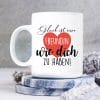 Auf dem Bild ist das Produkt: Tasse Schneemann Mädchen Keramiktasse für den Winter bedruckt winterlich Schneemann und Mädchen personalisiert mit Namen Geschenk zum Preis von €18.9 abgebildet.