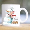Auf dem Bild ist das Produkt: Tasse Schneemann Mädchen Keramiktasse für den Winter bedruckt winterlich Schneemann und Mädchen personalisiert mit Namen Geschenk zum Preis von €18.9 abgebildet.