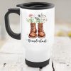 Auf dem Bild ist das Produkt: Thermobecher bedruckt mit Wanderstiefeln Wildblumen und Wanderlust, Geburtstagsgeschenk Naturliebhaber zum Preis von €26.9 abgebildet.