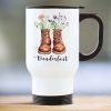 Auf dem Bild ist das Produkt: Thermobecher bedruckt mit Wanderstiefeln Wildblumen und Wanderlust, Geburtstagsgeschenk Naturliebhaber zum Preis von €26.9 abgebildet.