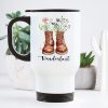 Auf dem Bild ist das Produkt: Thermobecher bedruckt mit Wanderstiefeln Wildblumen und Wanderlust, Geburtstagsgeschenk Naturliebhaber zum Preis von €26.9 abgebildet.