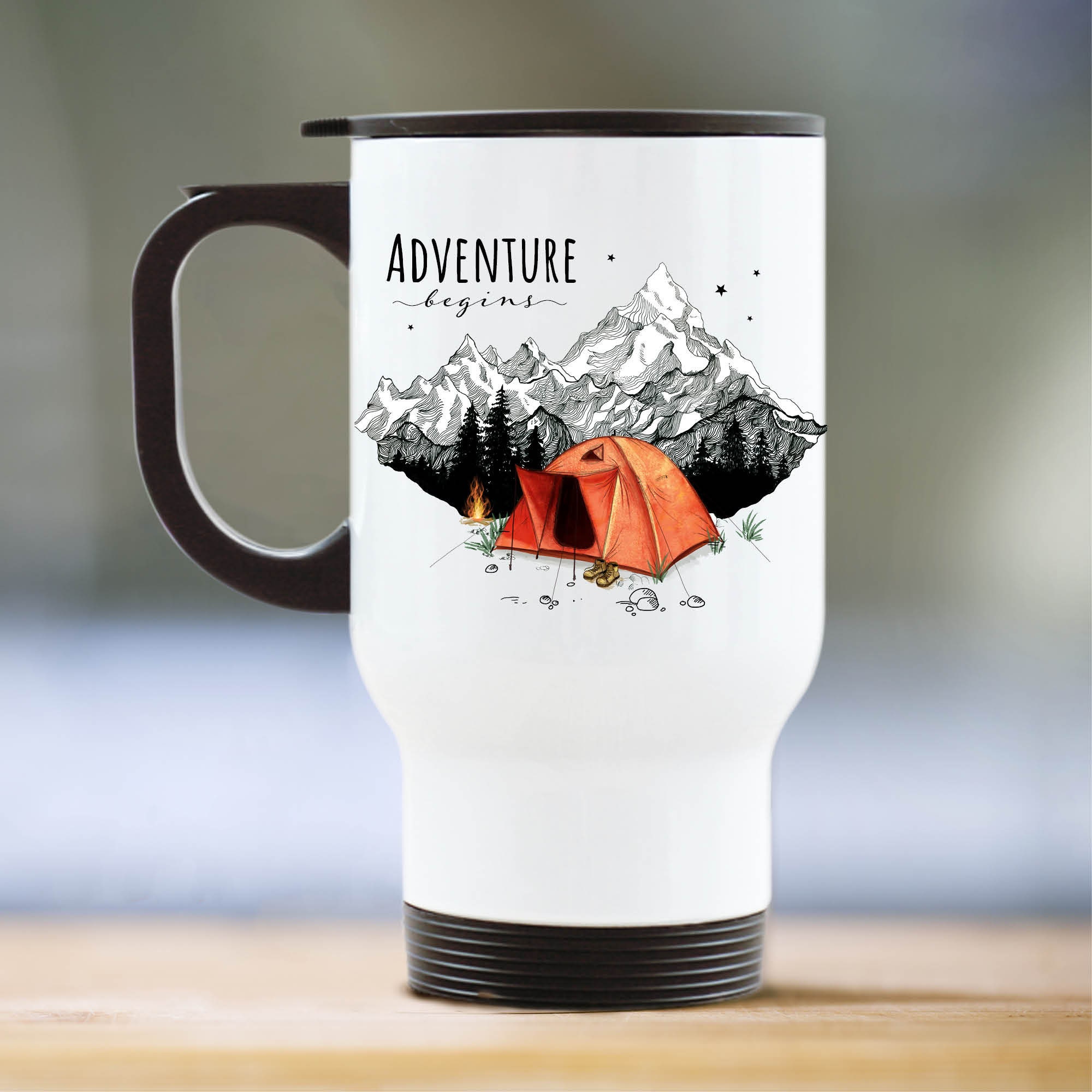 Thermobecher bedruckt Zelt mit Lagerfeuer und Bergen Adventure begins Geschenk Geburtstag