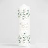 Auf dem Bild ist das Produkt: Weiße Hochzeitskerze mit Eukalyptuszweigen Boho personalisiert Hochzeitsgeschenk Spruch zum Preis von €5.9 abgebildet.
