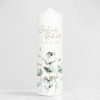 Auf dem Bild ist das Produkt: Weiße Hochzeitskerze Geburtstagskerze mit mehreren Eukalyptuszweigen Boho personalisiert Hochzeitsgeschenk Spruch zum Preis von €5.9 abgebildet.