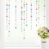 Auf dem Bild ist das Produkt: Fensterbild Karneval Konfettikette Girlande Farbspritzer wiederverwendbar Frühling bunte Punkte Fasching farbige Kreise zum Preis von €17.9 abgebildet.