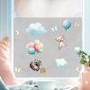 Auf dem Bild ist das Produkt: Sichtschutzfolie Kinderzimmer Waschbär und Maus mit Luftballons, Fensterfolie Fensterdeko Milchglasfolie zum Preis von €29.9 abgebildet.