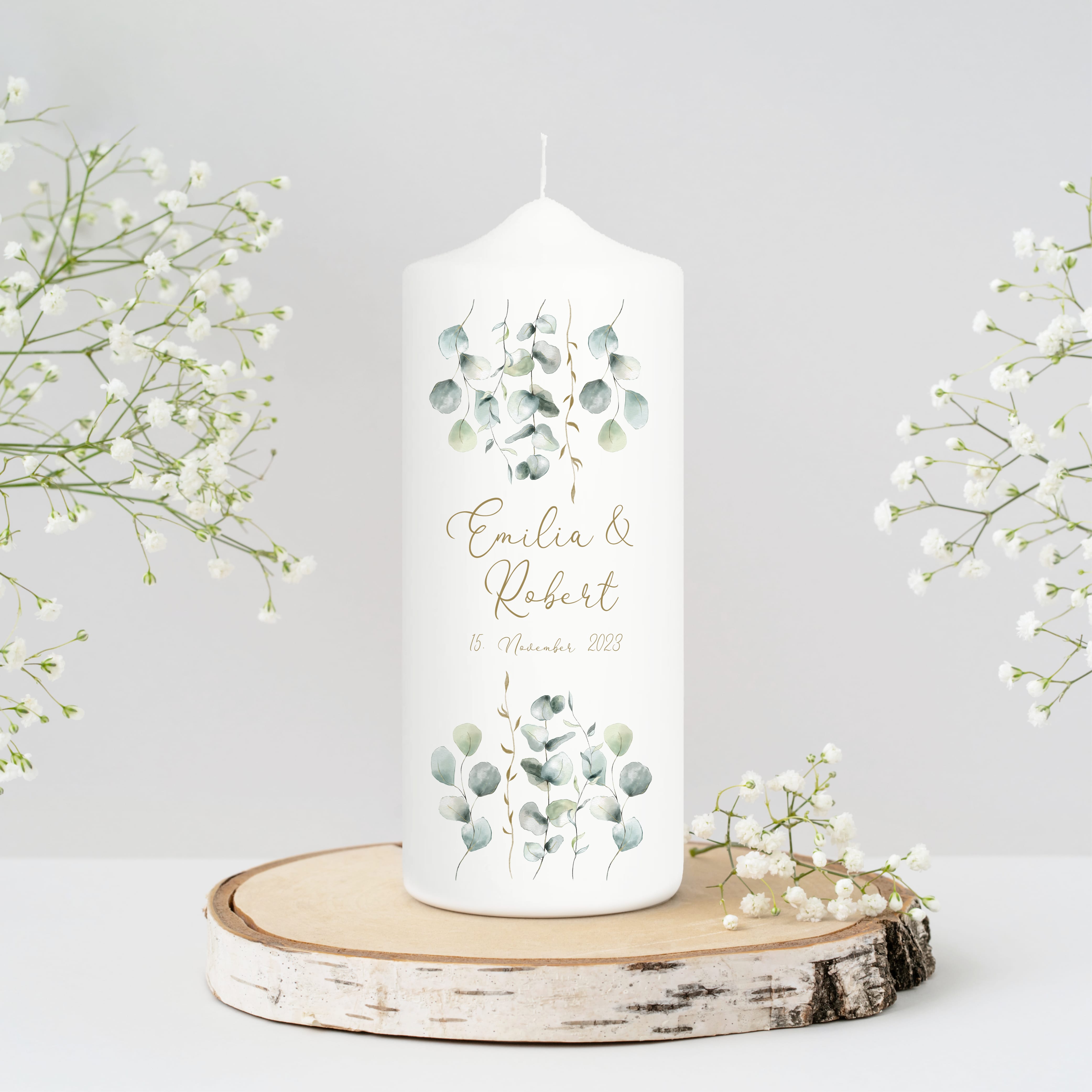 Auf dem Bild ist das Produkt: Weiße Hochzeitskerze mit Eukalyptuszweigen Boho personalisiert Hochzeitsgeschenk Spruch zum Preis von €6.4 abgebildet.